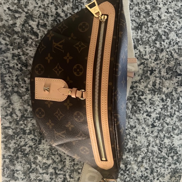 High rise Louis Vuitton bum bag - Picture 2 of 6